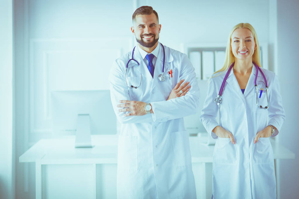 Een medisch team van artsen, man en vrouw, in een consultancyruimte - Foto, afbeelding