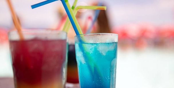 Tropical fresh drink cocktails on tropical beach - Zdjęcie, obraz