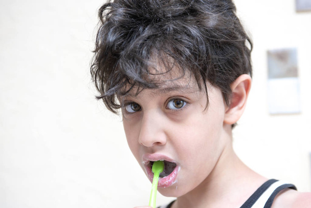 Sevimli çocuk banyoda Dişlerini fırçalıyor - Fotoğraf, Görsel