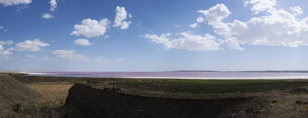 Turquía, región central de Anatolia: vista aérea del lago Tuz, Tuz Golu, agua rosada y roja del lago Salado, el segundo lago más grande de Turquía y uno de los lagos hipersalinos más grandes del mundo
 - Foto, imagen