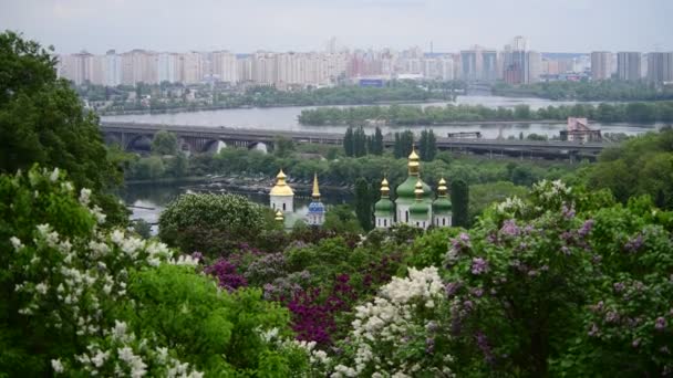 Jaro Kyjevské panoráma po dešťový kostel kvetoucí šeřík Ukrajina 4k video - Záběry, video