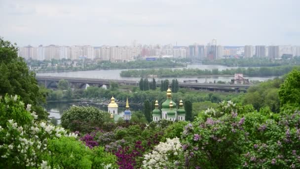 Primavera Kiev panorama después de la lluvia iglesia floreciendo lila Ucrania 4k video
 - Imágenes, Vídeo