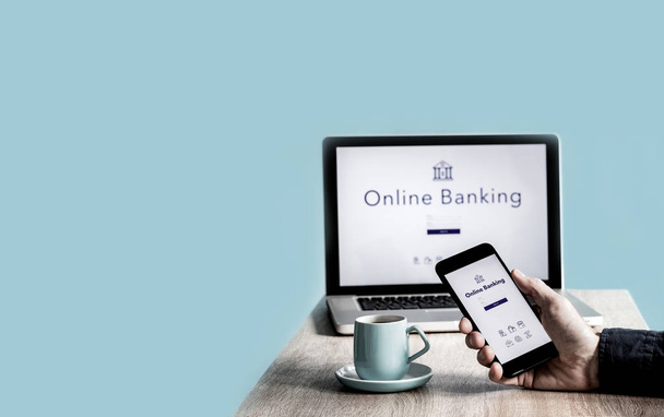 Мужчина с белой рукой держит смартфон с банкиром онлайн-банкинга
 - Фото, изображение
