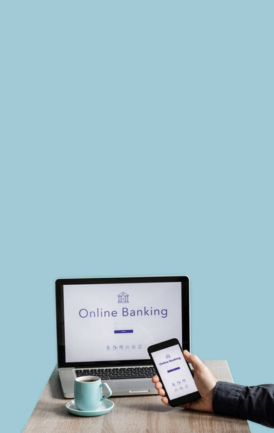 Καυκάσιος αρσενικό χέρι κρατώντας ένα smartphone με online Banking μαφία - Φωτογραφία, εικόνα