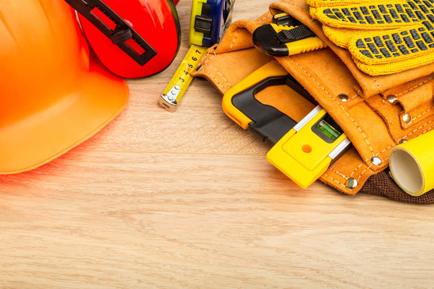 Equipo de protección y herramientas en una bolsa para un constructor
. - Foto, imagen