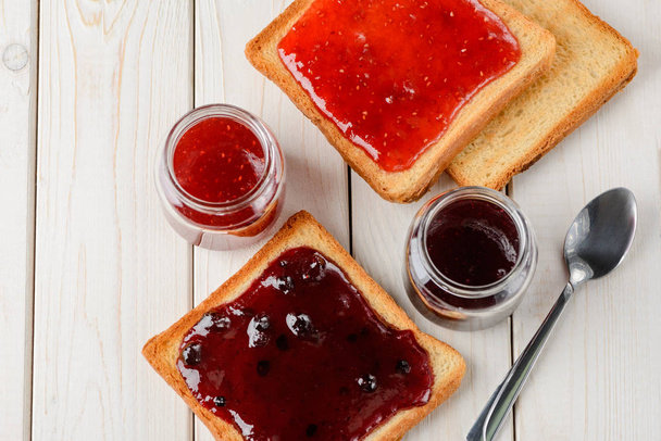Toasted bread with spread jam - Foto, afbeelding