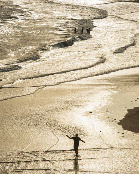 Niezidentyfikowane osoby grających i łowiących w oceanie na trzech klifach - Zdjęcie, obraz