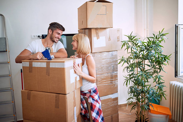 couple packing box. Moving in new house. Happy famil - Foto, Imagem