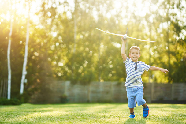 Šťastný 3letý chlapec, který si hraje s velkým letadlem venku - Fotografie, Obrázek