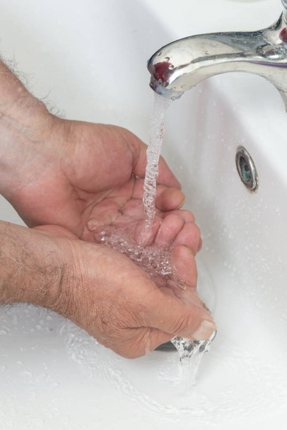 старик моет руки в туалете
 - Фото, изображение