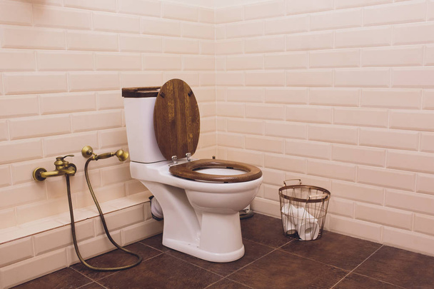wit toilet in modern huis, witte kom in de schoonmaakruimte, spoelvloeistof, eigen toilet in moderne kamer, interieur apparatuur en moderne toiletten, schoonmaak. - Foto, afbeelding
