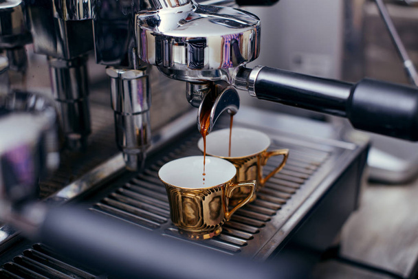 Proces przygotowywania kawy, zbliżenie - Zdjęcie, obraz