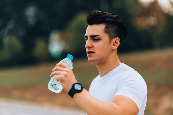 Sportman κάνει άρσης βαρών πόσιμο νερό σόδα - Φωτογραφία, εικόνα