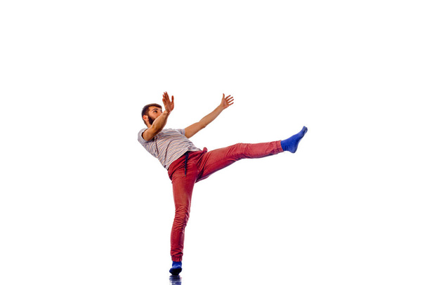 Повна довжина стильного молодого чоловіка танцює
 - Фото, зображення