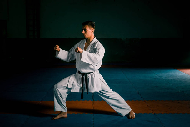 A karate srác fehér kimonó és fekete öv képzés karate - Fotó, kép