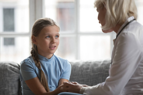 Focus op klein meisje vasthouden handen leeftijd therapeut Doctor - Foto, afbeelding