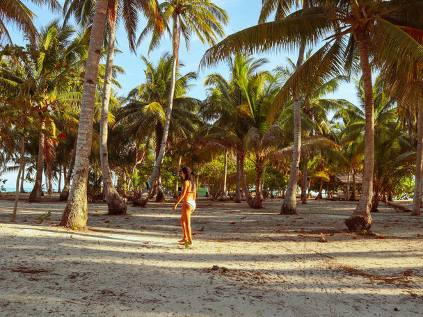 Kobieta spaceru w dżungli palmy na wyspie OnOK w Balabac na Filipinach - Zdjęcie, obraz