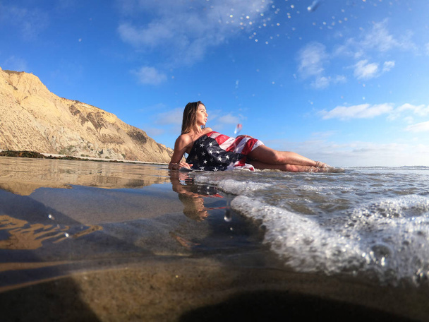 Güzel bir esmer model bir Amerikalı ile sahilde çıplak pozlar - Fotoğraf, Görsel