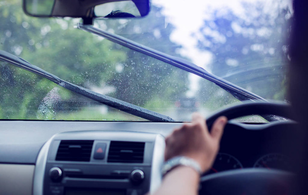 Выборочный фокус на водителе автомобиля с каплей дождя на ветре
 - Фото, изображение