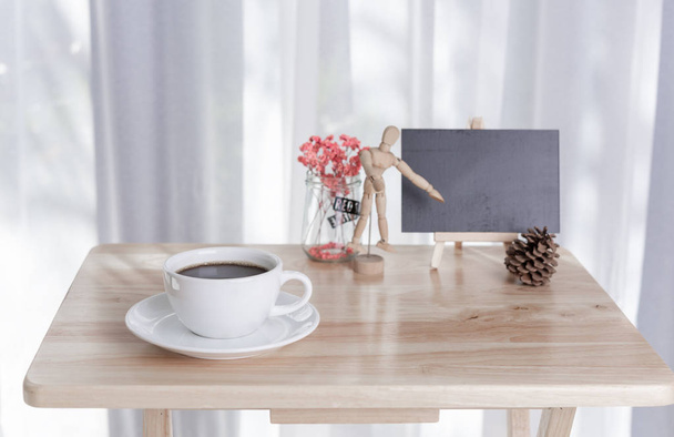 Tableau noir vierge avec tasse à café et fleur séchée sur onglet bureau
 - Photo, image