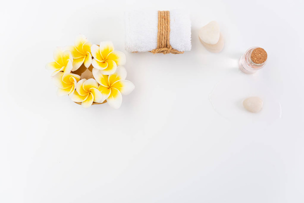 Concepto de spa, toallas blancas, jabón líquido rosa, flor de Plumeria y ze
 - Foto, Imagen