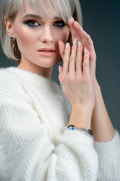 portrét nádherné mladé dívky s luxusními stříbrnými šperky - Fotografie, Obrázek
