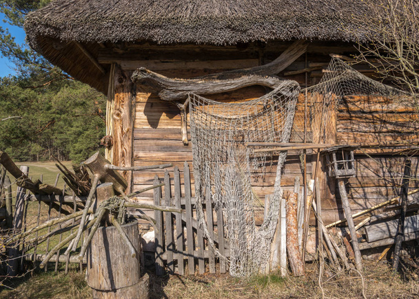 Fragment einer alten reetgedeckten Holzhütte. - Foto, Bild