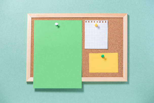 Για σημειώσεις με άδεια φύλλα σε κουμπιά σε μια πράσινη πλάτη - Φωτογραφία, εικόνα