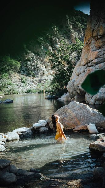 Aziatisch meisje flipping haar in water bij Deep Creek Hot Springs - Foto, afbeelding