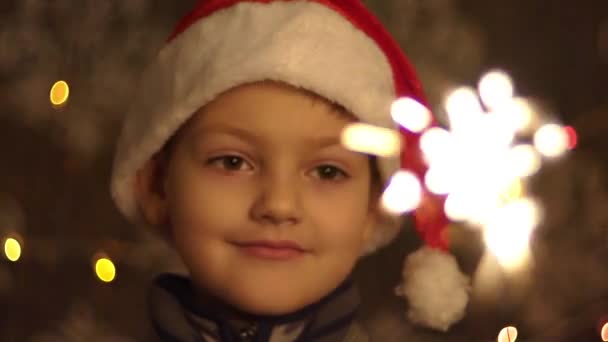 Flame, Child With Flares Of Lights And Christmas Lights In The Background. - Filmagem, Vídeo