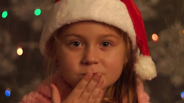 Christmas Girk Wearing A Santa Hat Blowing A Kiss. - Séquence, vidéo