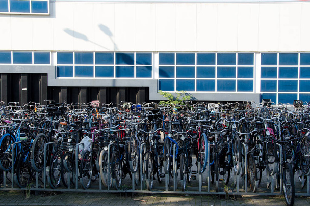 Holandia parking na rowerze na otwartym powietrzu wielopiętrowy - Zdjęcie, obraz