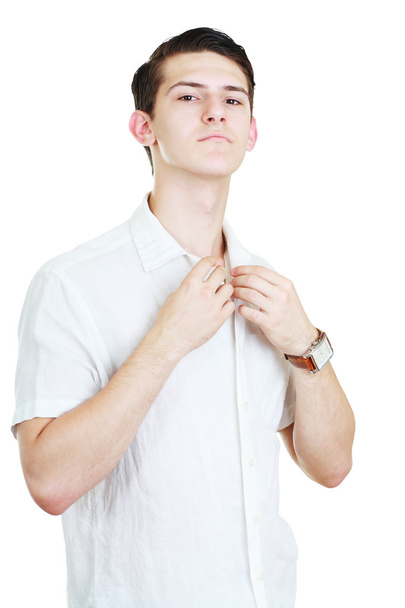 Homem ajustando sua camisa
 - Foto, Imagem