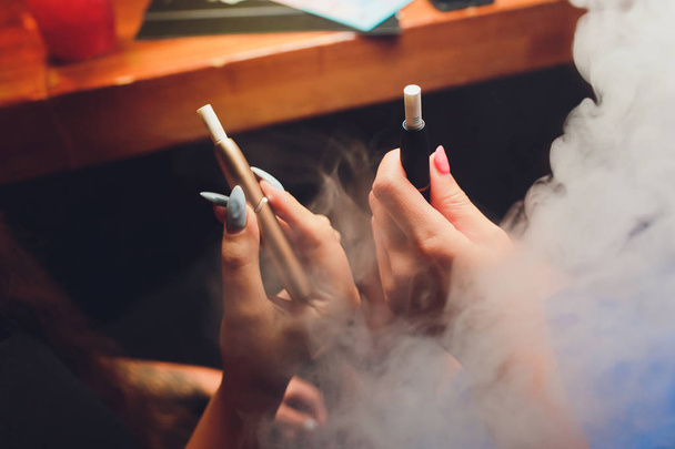 heat-not-burn tobacco product technology. e-cigarette before smoking. - Foto, Bild
