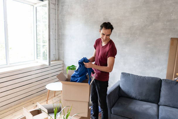 Happy people packing cardboard box, concept moving house. Young couple moving to a new apartment together. Relocation concept - Foto, Bild