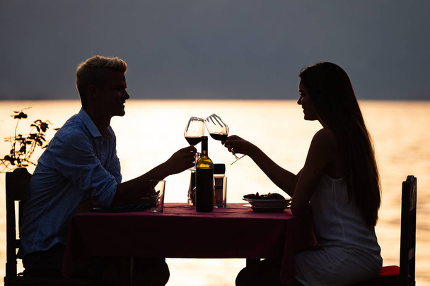 Giovane coppia romantica brindare durante la cena in resort tropicale
 - Foto, immagini