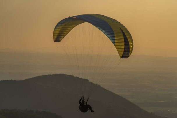 Paragliding vanaf Javorovy Hill over Trinec town - Foto, afbeelding