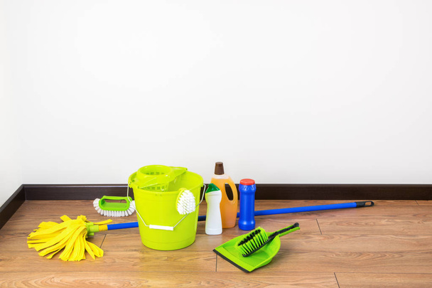 Limpeza da casa - Acessórios de limpeza na sala de chão - Foto, Imagem