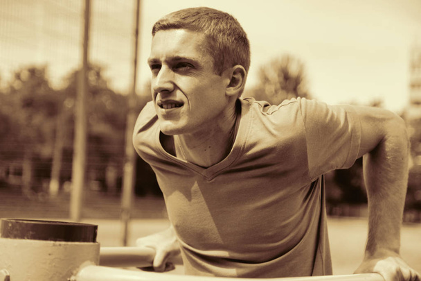 Концепция спорта и образа жизни. Портрет молодого мужчины с мускулами - Фото, изображение