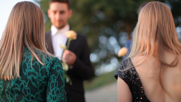 Deux filles blondes sont venues à un rendez-vous romantique à deux gars dans un café d'été - Séquence, vidéo