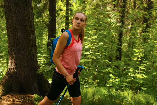νεαρή γυναίκα πεζοπορία σε ένα ορεινό δάσος - Φωτογραφία, εικόνα
