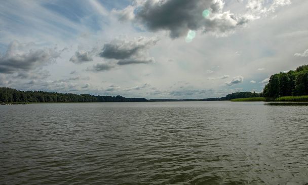 vista sul lago con bellissime nuvole. soleggiata giornata estiva, Lielezers, Lettonia
 - Foto, immagini