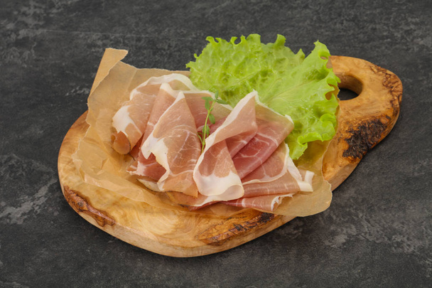 Χοιρινό κρέας ιταλικού προσούτο επί του σκάφους - Φωτογραφία, εικόνα