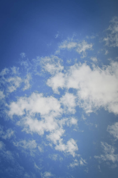 Mooie blauwe hemel achtergrond bij dageraad - Foto, afbeelding