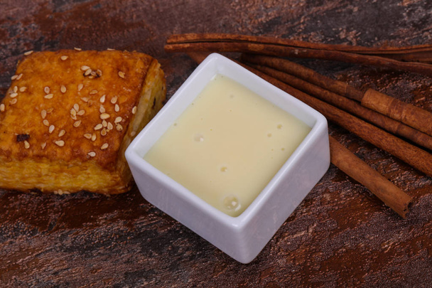 Condenced mleka w misce z sinnamon i ciasta - Zdjęcie, obraz