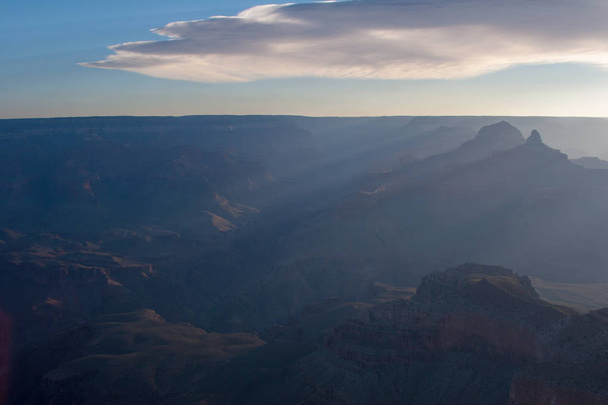 Auringonsäteet auringon noustessa Grand Canyonin kansallispuistossa
. - Valokuva, kuva