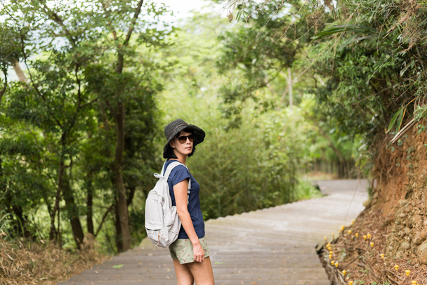 Mulher asiática caminhadas
 - Foto, Imagem