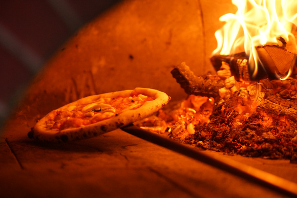 Vaření Neapolitní pizza v peci na dřevo. - Fotografie, Obrázek