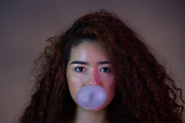 Portrét dívky s gumovou koulí - Fotografie, Obrázek