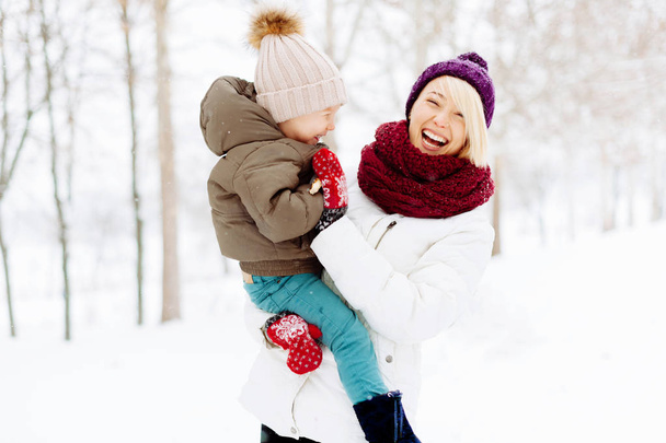 Портрет матері і сина, обіймає і плекає, зима
 - Фото, зображення